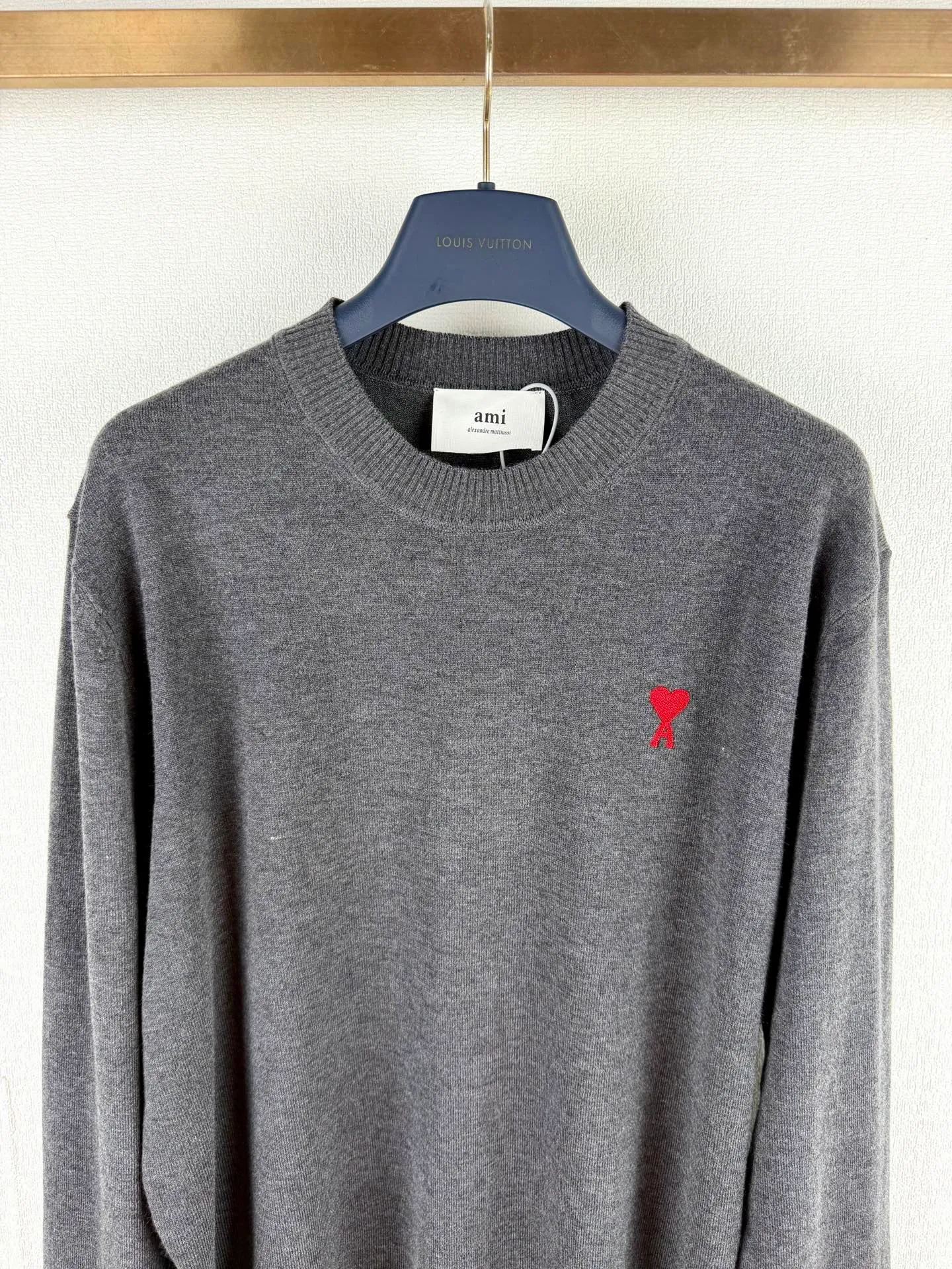 Ami Paris 26FW round neck wool ADC embroidered knitted sweater. Purchased and developed in Authentic 2030. Elegant wool double-ply blended. Uses Japanese imported (Shima Seiki) 12-knitting machine. Imported embroidery. Wool enzyme washing. Customized 1:1 trademark. Fitted version. Size: S M L